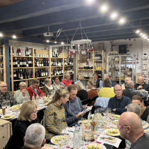 Geselliger Abend im Weinhaus mit Käse & Wein